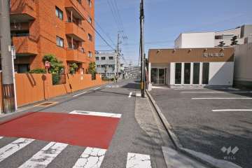 敷地東側の前面道路(南側から)