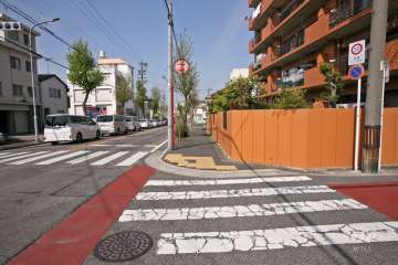 敷地南側の前面道路(東側から)
