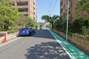 敷地西側の前面道路