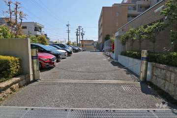 駐車場出入り口(ロボットゲート付き）