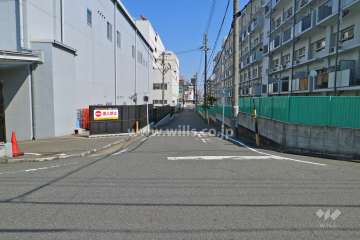敷地西側の前面道路
