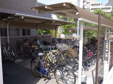 敷地の西側には隣接して公園があります。