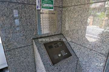 エントランスはオートロック付きです。