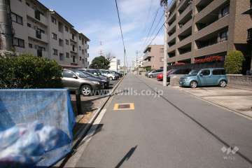 敷地南側の前面道路（東側から）