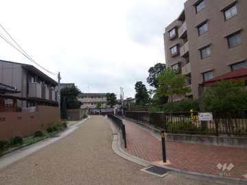 マンション東に遊園広場があります。