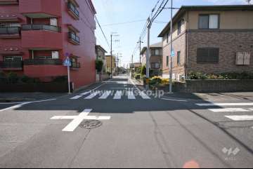 敷地西側の前面道路