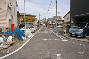 敷地北側の前面道路(南側から)
