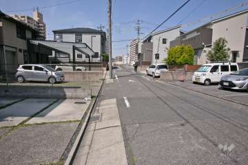 敷地南側の前面道路(東側から)