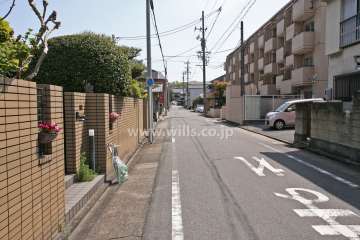 敷地北側の前面道路(北西側から)