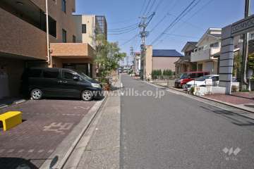 敷地南西側の前面道路(南東側から)