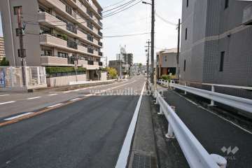 敷地南側の前面道路(西側から)