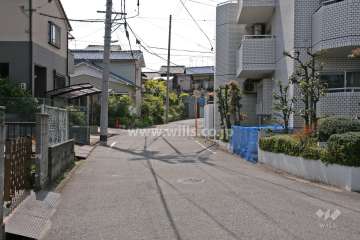 敷地東側の前面道路(北側から)