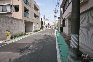 敷地東側の前面道路(南側から)