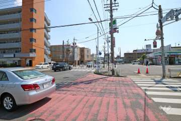 敷地西側の前面道路