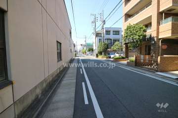 敷地西側の前面道路