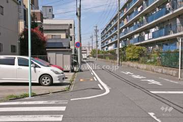 敷地南側の前面道路