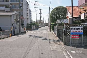 敷地西側の前面道路