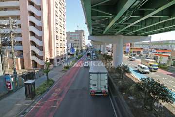 敷地西側の前面道路