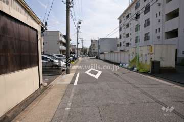 敷地北側の前面道路(西側から)