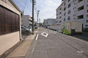 敷地北側の前面道路(西側から)