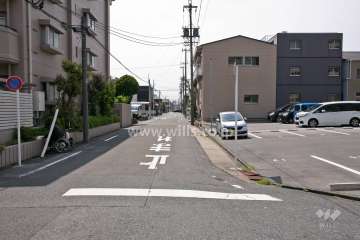 敷地西側の前面道路(北側から)