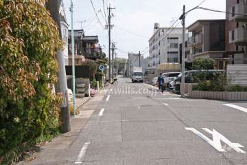 敷地北側の前面道路(西側から)