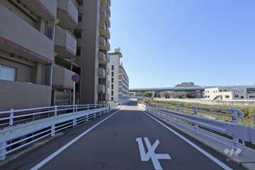 敷地北西側の前面道路（北東側から）