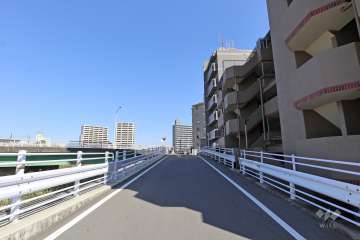 敷地北西側の前面道路（南西側から）