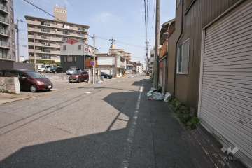 敷地南東側の前面道路(南側から)