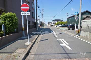 敷地東側の前面道路(南側から)
