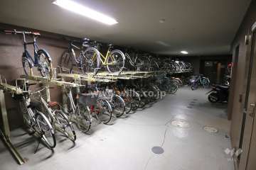 屋内に設けられた駐輪場