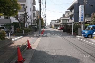 敷地西側の前面道路