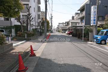 敷地西側の前面道路