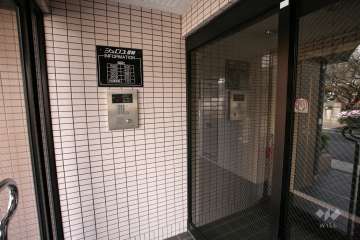 エントランスはオートロック付きです。