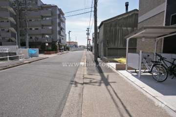 敷地西側の前面道路(北側から)
