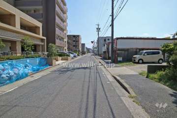 敷地西側の前面道路