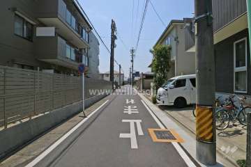 敷地西側の前面道路
