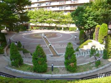 敷地内の緑豊かな広場