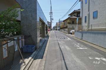 敷地西側の前面道路(北側から)