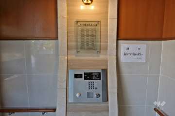 オートロックと案内板