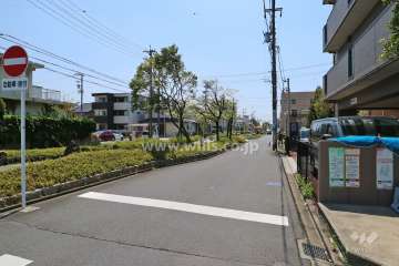 敷地東側の前面道路