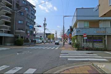 敷地西側の前面道路