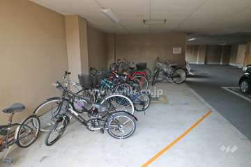 屋内に設けられた駐輪場