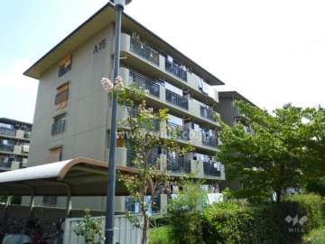 公社山田西Ｂ団地A-15棟の外観（南西側から）