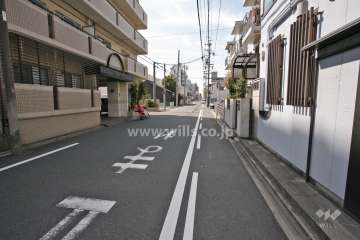 敷地西側の前面道路(北側から)