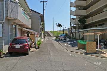 敷地北側の前面道路(西側から)