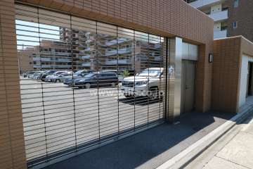 駐車場出入り口(リングシャッター付き）