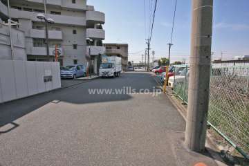 敷地西側の前面道路(北側から)