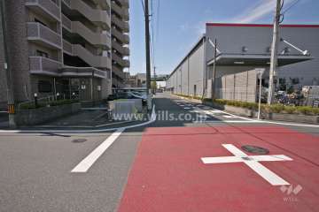 敷地北西側の前面道路(北東側から)