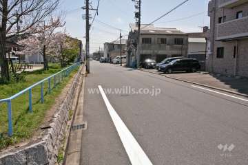 敷地北東側の前面道路(北西側から)